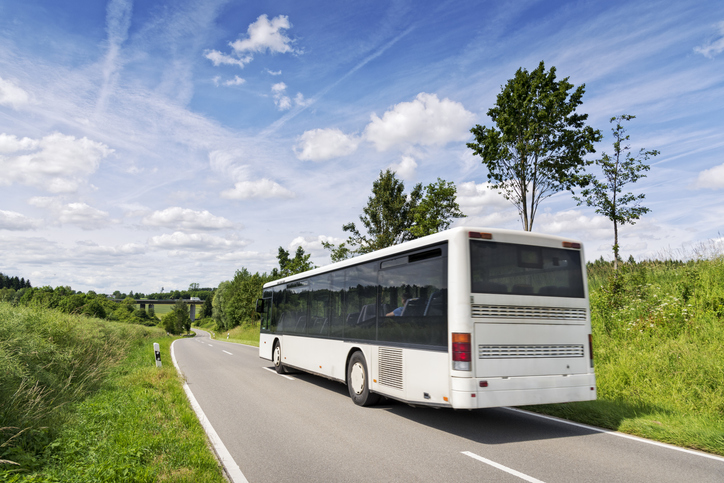 przejeżdżający autokar