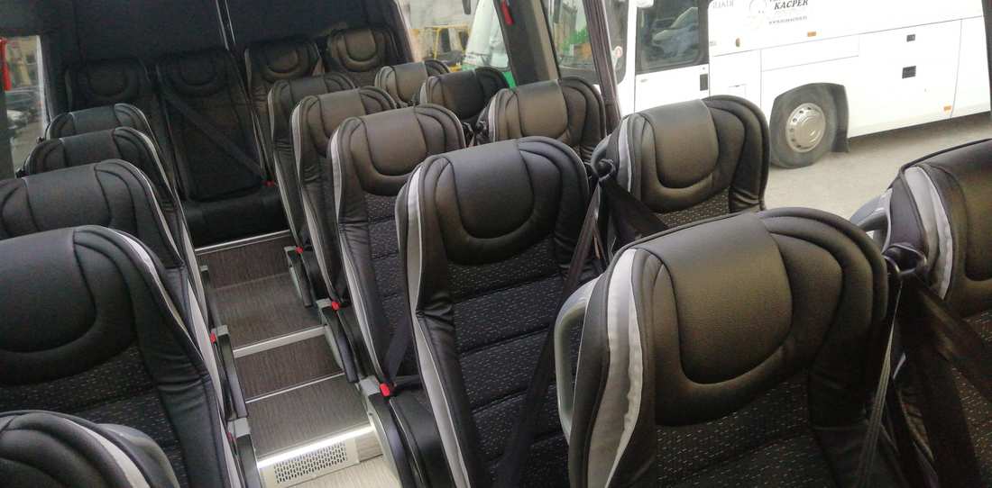miejsca siedzące w srebrnym busie